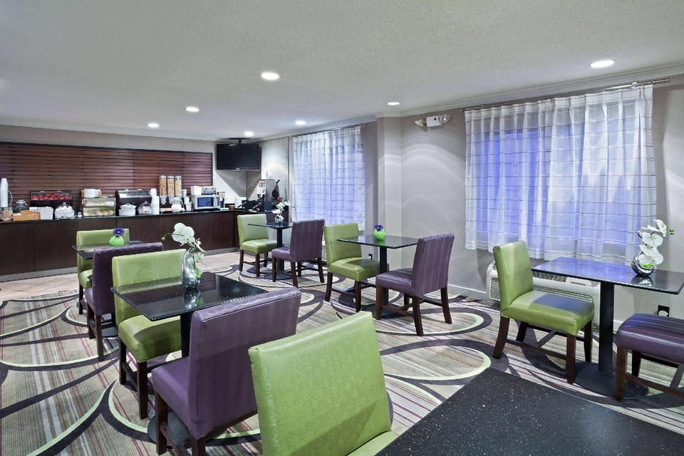 La Quinta Inn & Suites by Wyndham Cleveland Macedonia Hotel in Ohio