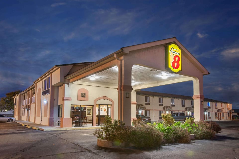 Super 8 By Wyndham Sallisaw Hotel in Ozark Mountains