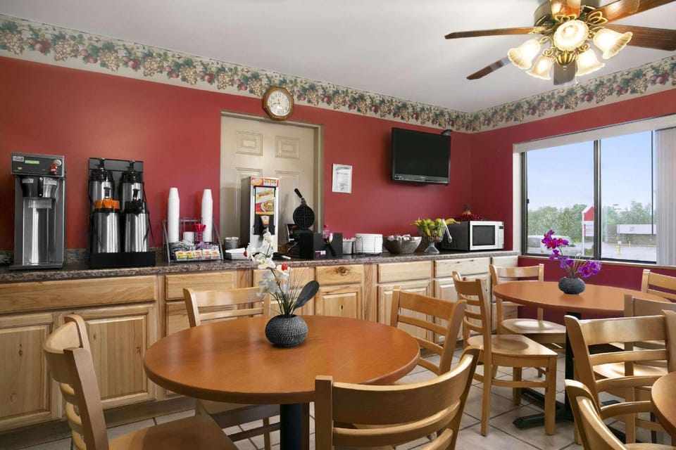 Super 8 By Wyndham New Castle Hotel in Pennsylvania