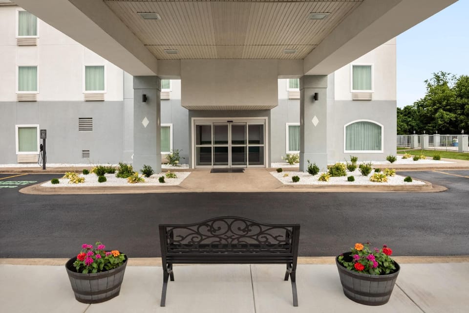 Baymont by Wyndham La Grange KY Southeast Hotel in Kentucky