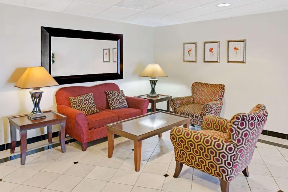 Days Inn & Suites by Wyndham Laurel Near Fort Meade Hotel in Prince Georges County