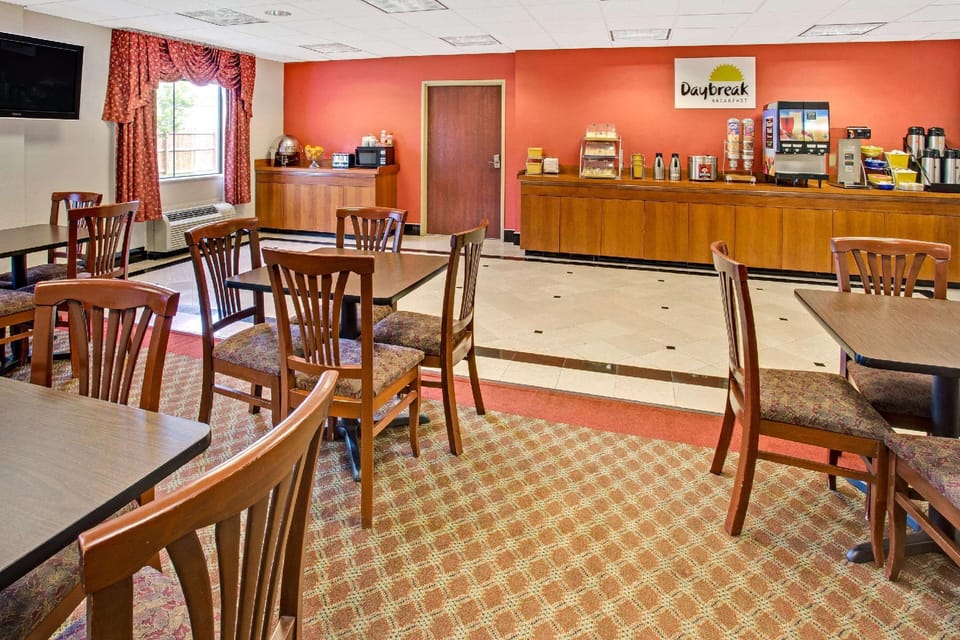 Days Inn & Suites by Wyndham Laurel Near Fort Meade Hotel in Prince Georges County