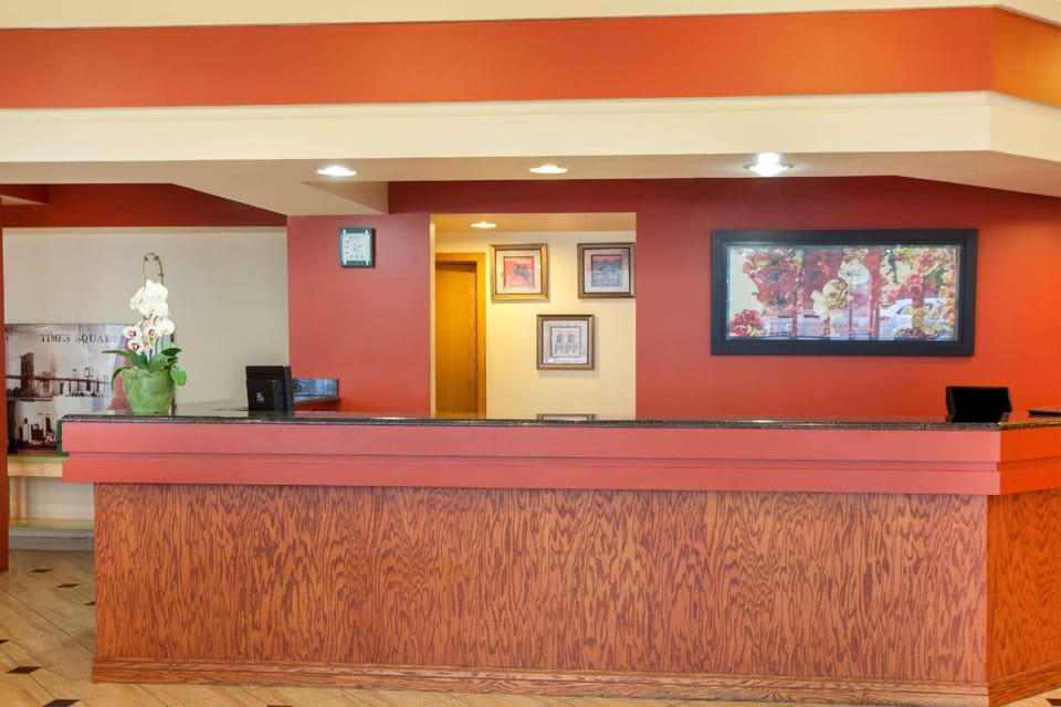 Super 8 By Wyndham Chicago Northlake O'Hare South Hotel in Northlake