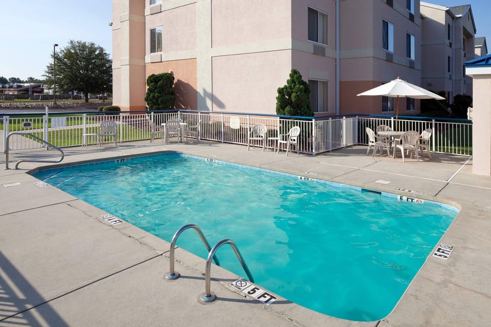 Swimming pool [outdoor]