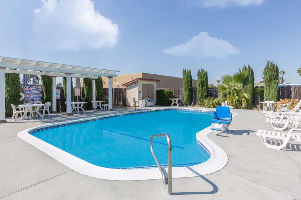 Swimming pool [outdoor]
