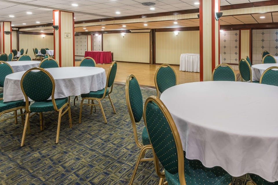 Days Inn by Wyndham Pittsburgh Hotel in Pittsburgh
