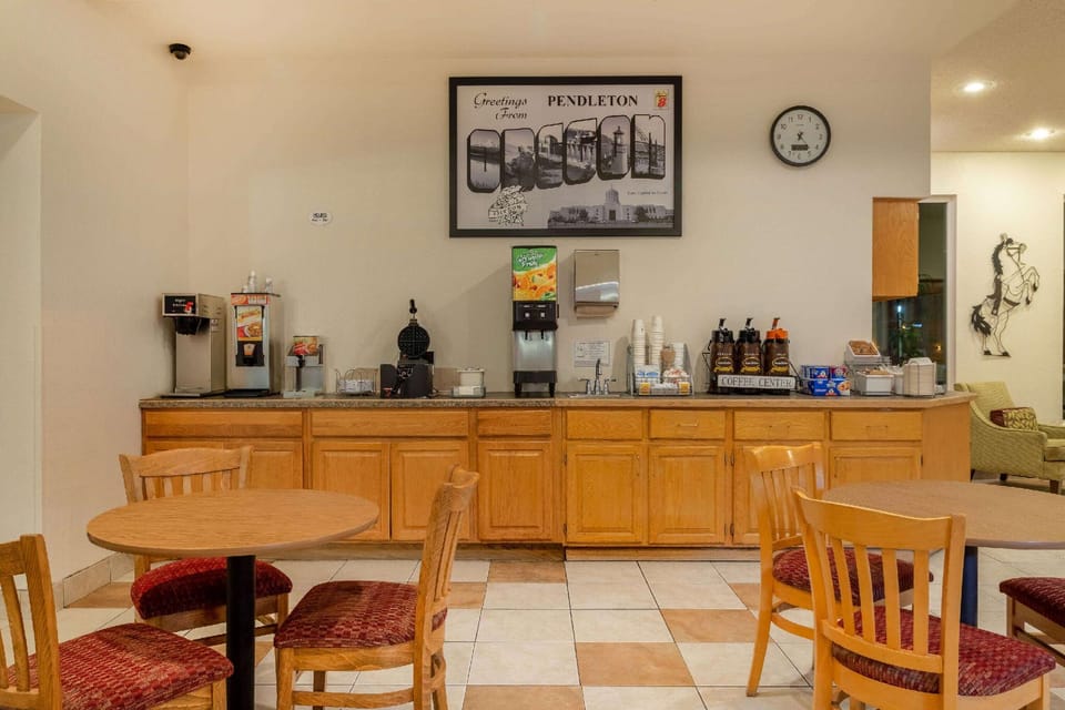 Super 8 By Wyndham Pendleton Hotel in Pendleton
