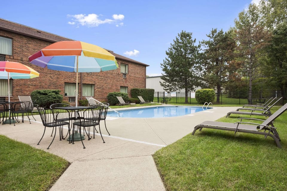 Swimming pool [outdoor]