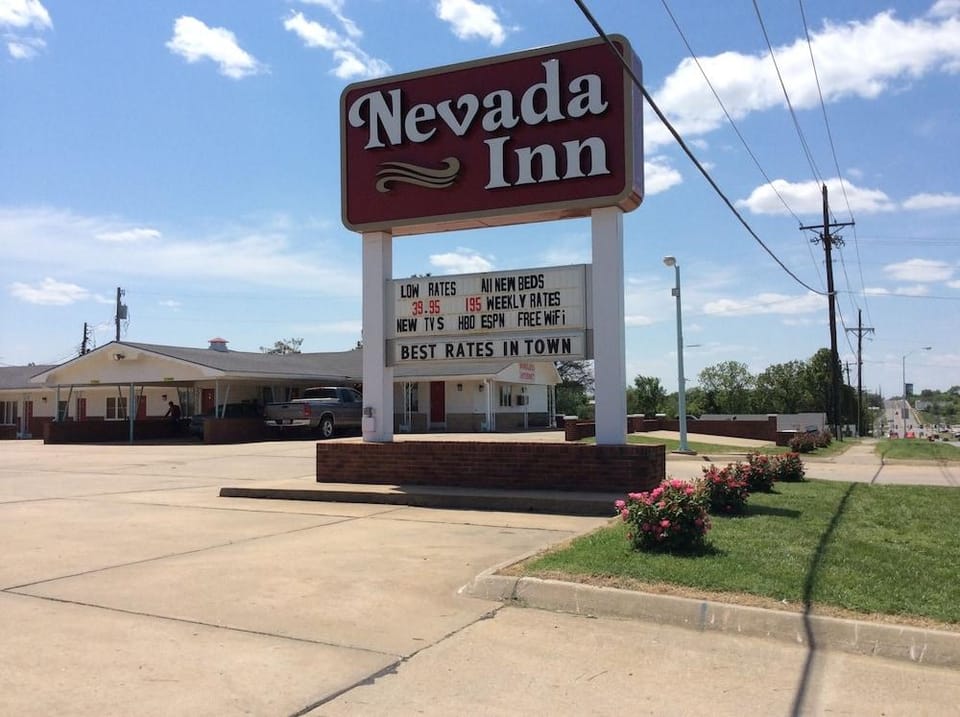 Nevada Inn Motel in Ozark Mountains