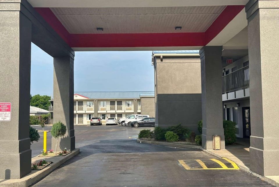 Super 8 By Wyndham Monroe Hotel in Monroe