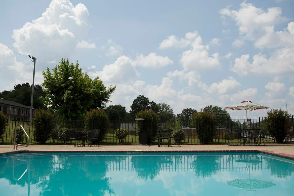 Red Roof Inn & Suites Jackson, TN Hotel in Jackson