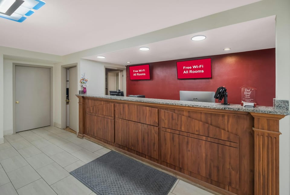 Red Roof Inn & Suites Jackson, TN Hotel in Jackson