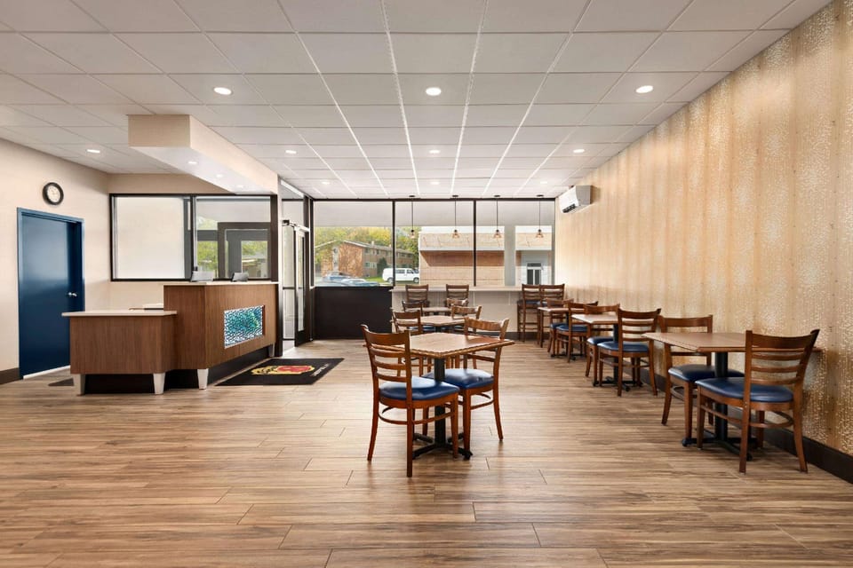Super 8 By Wyndham Liverpool/Syracuse North Airport Hotel in New York