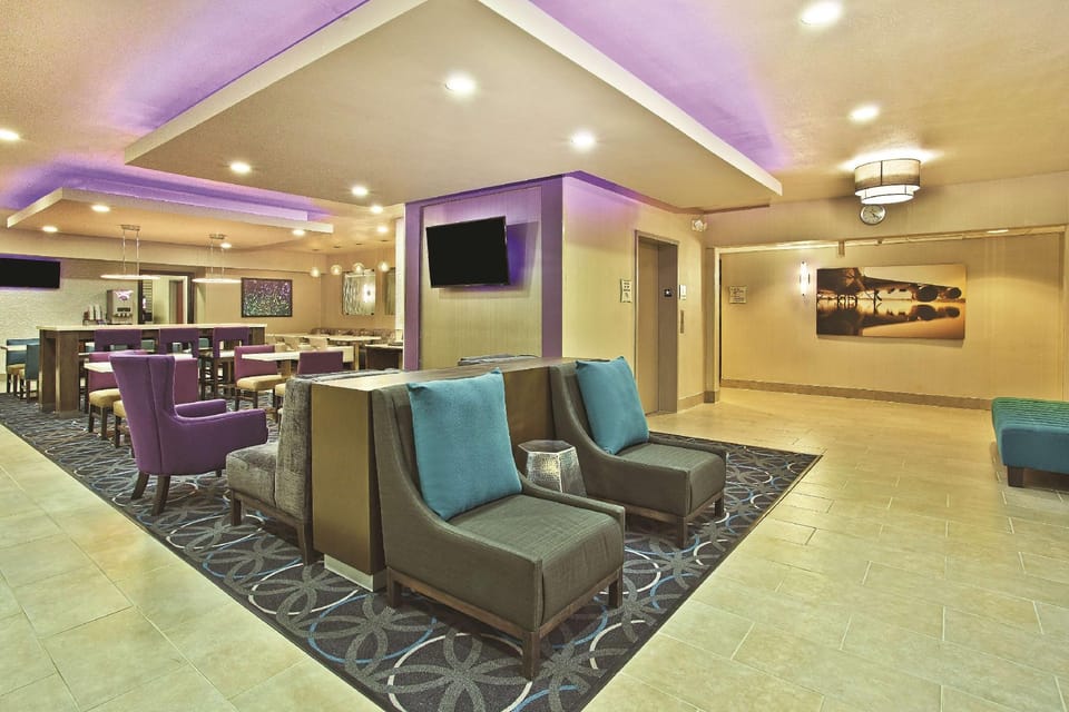La Quinta Inn & Suites by Wyndham Fairborn Wright-Patterson Hotel in Fairborn