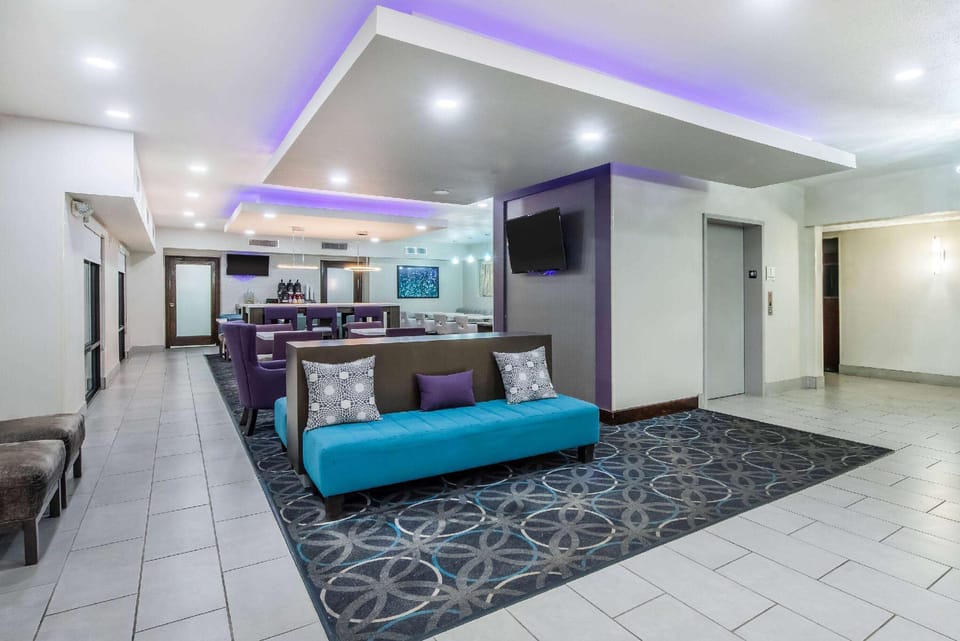 La Quinta Inn & Suites by Wyndham Fairborn Wright-Patterson Hotel in Fairborn