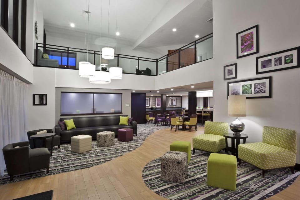 La Quinta Inn & Suites by Wyndham Detroit Metro Airport Hotel in Romulus