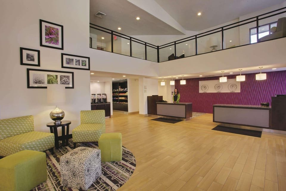 La Quinta Inn & Suites by Wyndham Detroit Metro Airport Hotel in Romulus