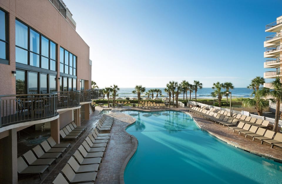 Swimming pool [outdoor]
