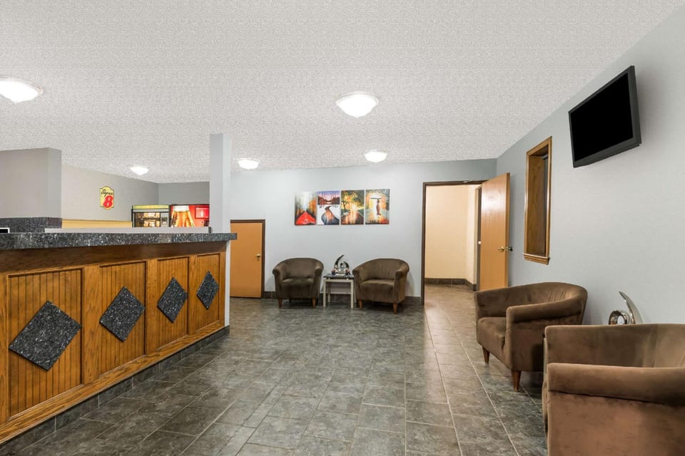 Super 8 By Wyndham Topeka/Wanamaker Rd/I-70 Hotel in Topeka