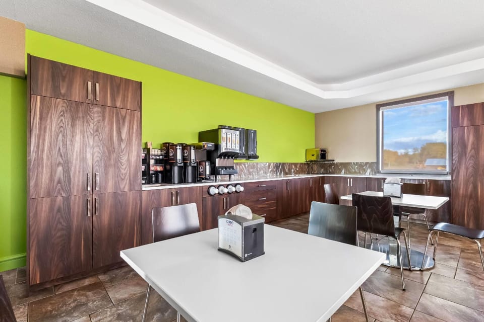 Super 8 By Wyndham Prince Albert Hotel in Prince Albert