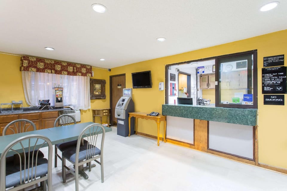 Super 8 By Wyndham Greensboro/Coliseum/Conv. Hotel in Greensboro