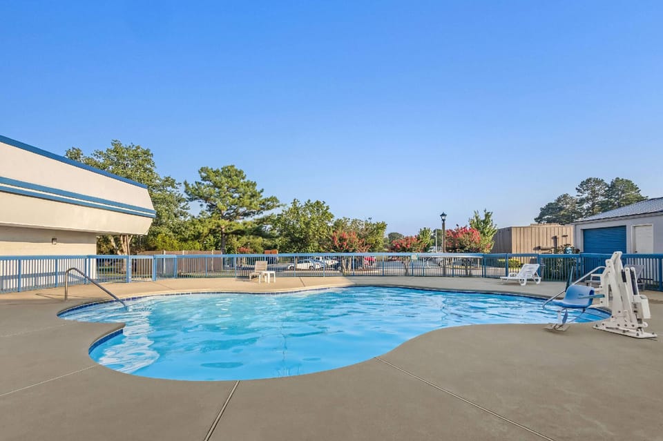 Super 8 By Wyndham Commerce Hotel in Georgia