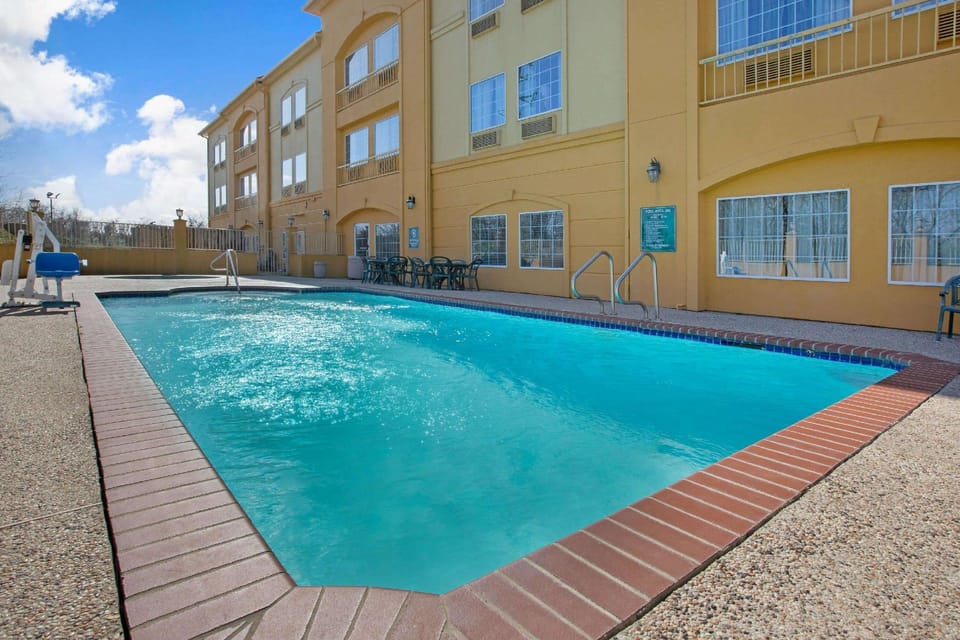 La Quinta Inn & Suites by Wyndham Pearland Hotel in Pearland