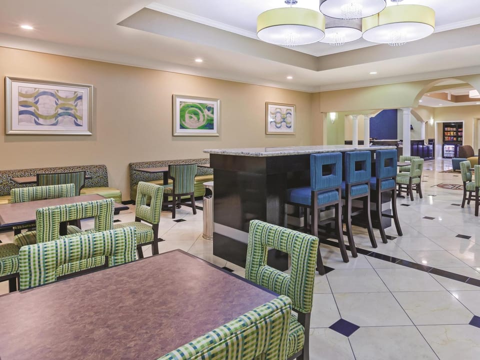 La Quinta Inn & Suites by Wyndham Pearland Hotel in Pearland