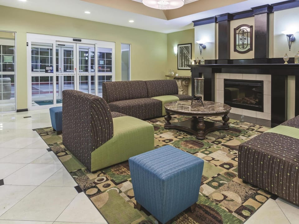 La Quinta Inn & Suites by Wyndham Pearland Hotel in Pearland