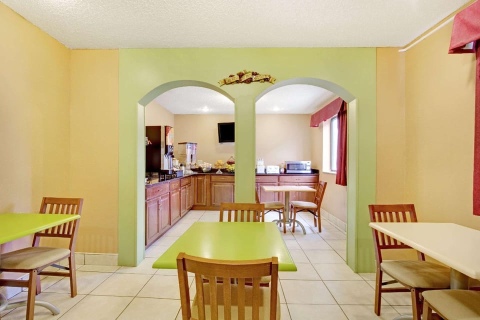 Econo Lodge Spotsylvania Town Center Hotel in Fredericksburg