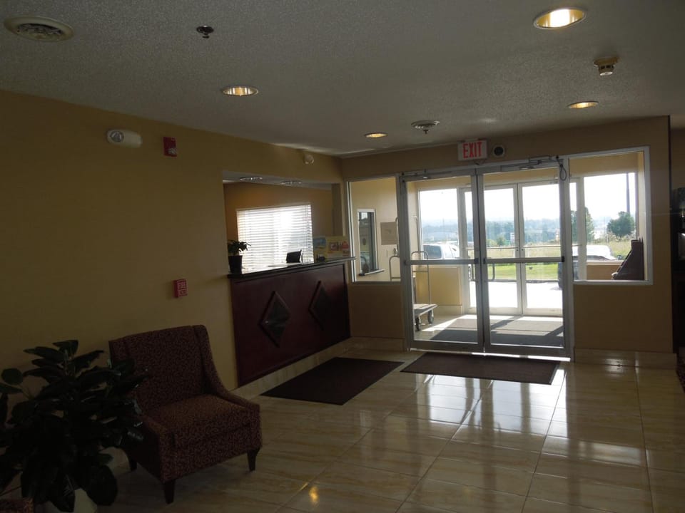 Super 8 By Wyndham Seville Hotel in Ohio