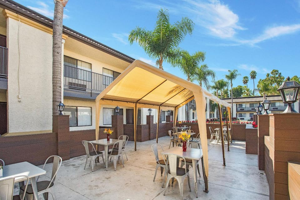 Stanford Inn & Suites Anaheim Hotel in Garden Grove