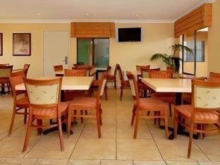 Stanford Inn & Suites Anaheim Hotel in Garden Grove