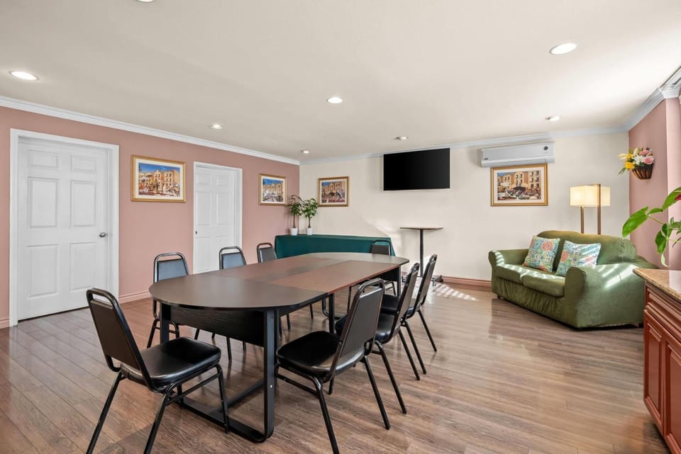 Howard Johnson by Wyndham Pasadena Hotel in Pasadena