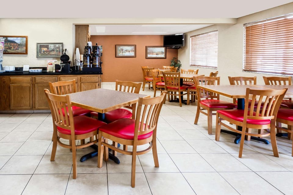 Super 8 By Wyndham Plymouth Hotel in Indiana