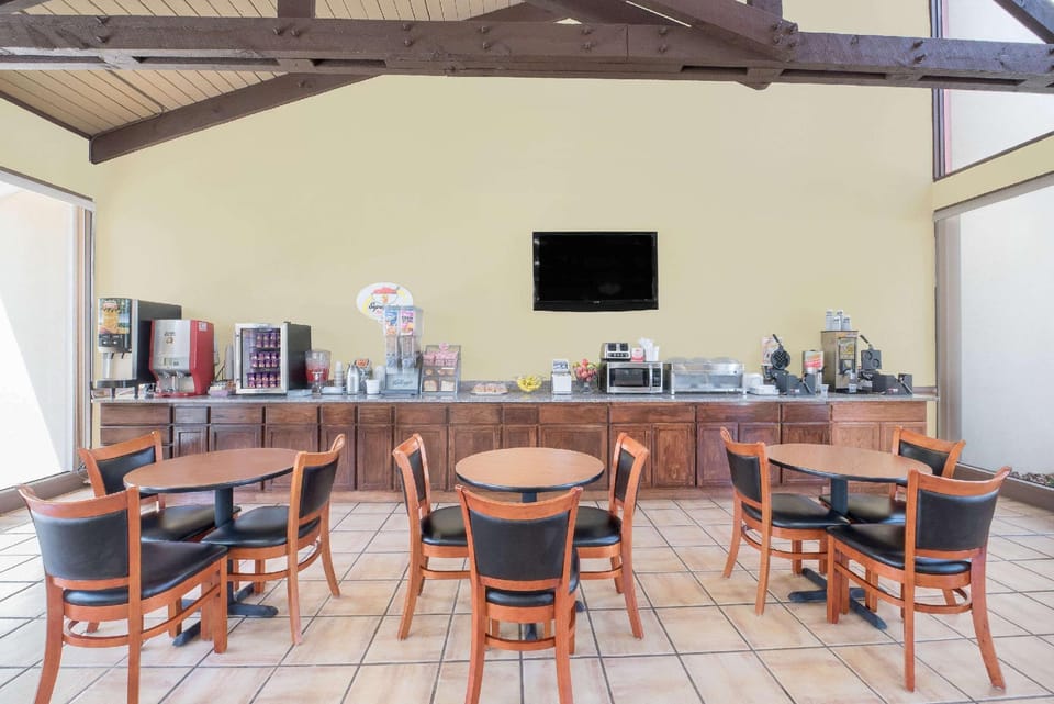 Super 8 By Wyndham Kerrville Tx Hotel in Kerrville