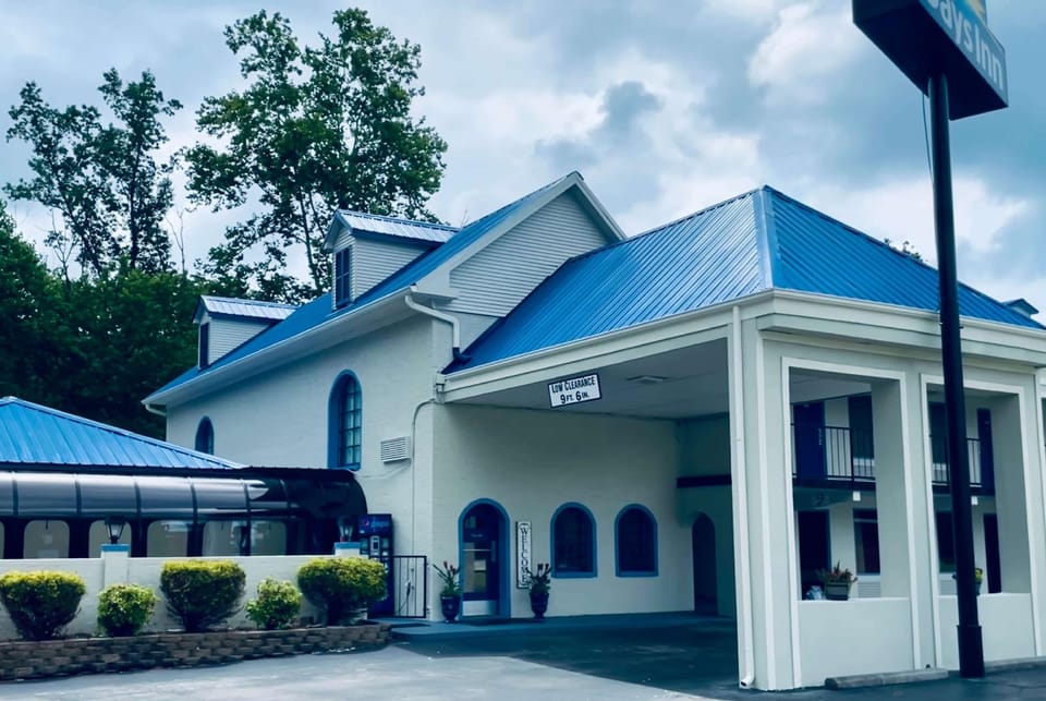 Days Inn by Wyndham Harriman Hotel in Tennessee