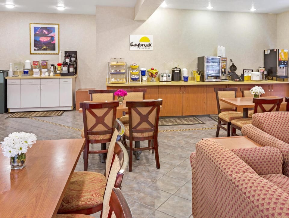 Days Inn & Suites by Wyndham Gresham Hotel in Troutdale