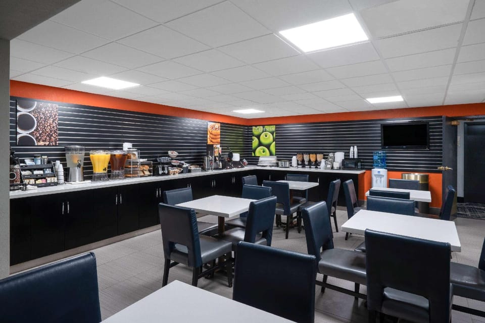 La Quinta Inn & Suites by Wyndham Knoxville East Hotel in Knoxville