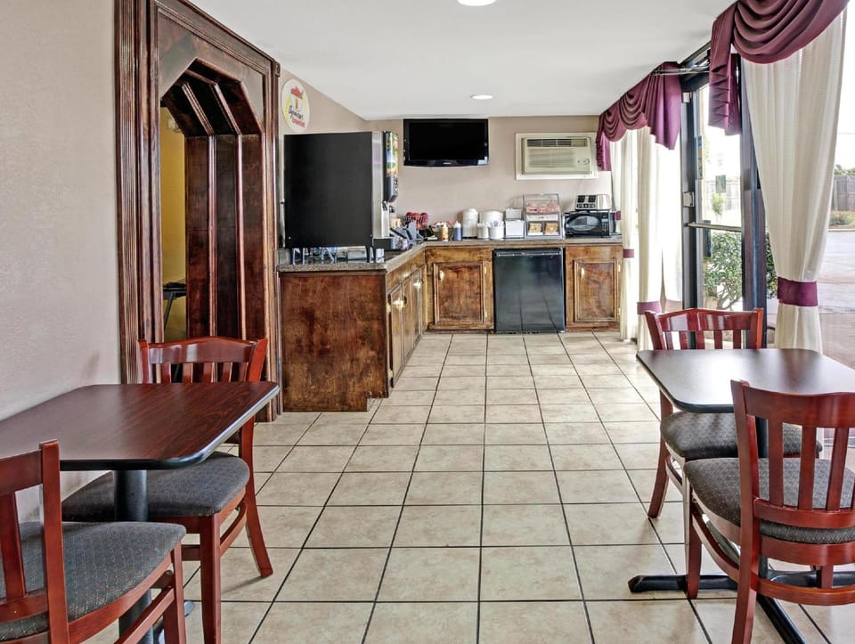 Super 8 By Wyndham Shawnee Hotel in Shawnee