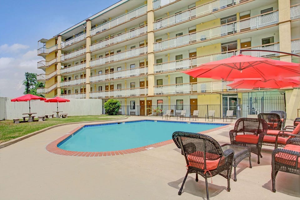 Swimming pool [outdoor]