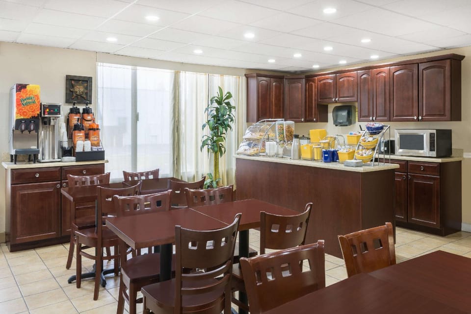 Days Inn by Wyndham Indianapolis Off I-69 Hotel in Castleton