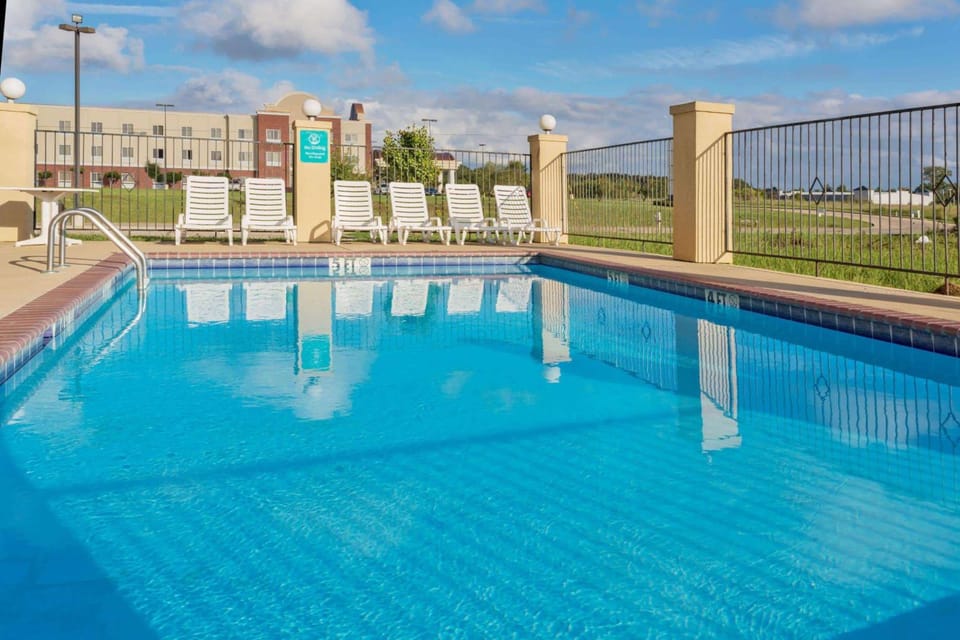 La Quinta Inn & Suites by Wyndham Canton MS Hotel in Mississippi