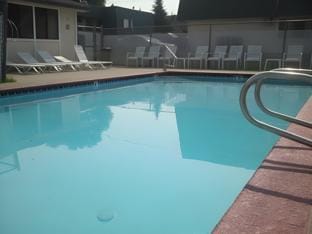 Swimming pool [outdoor]