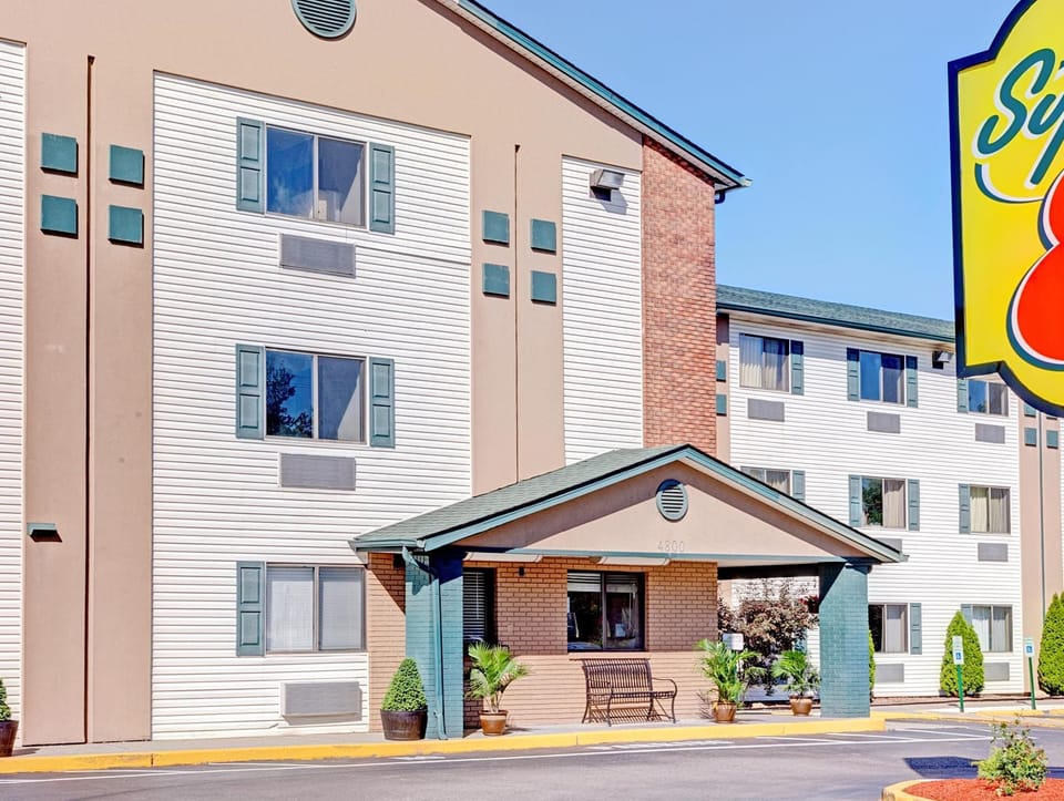 Super 8 By Wyndham Louisville Airport Hotel in Lynnview