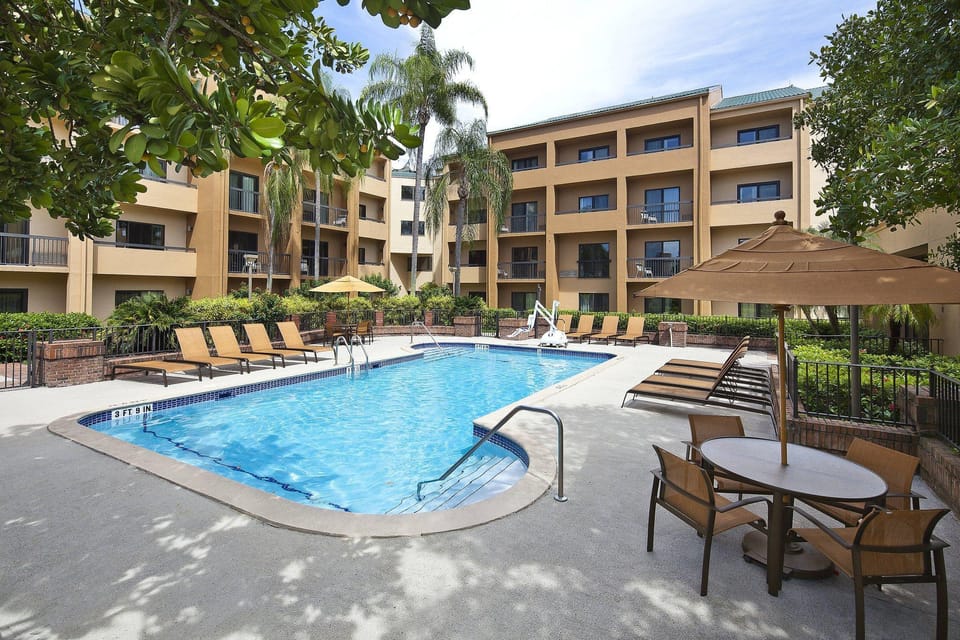 Swimming pool [outdoor]