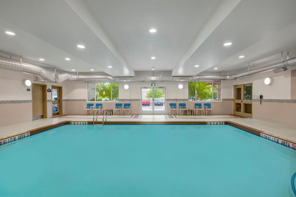 Days Inn & Suites by Wyndham Lindsay Hotel in Kawartha Lakes