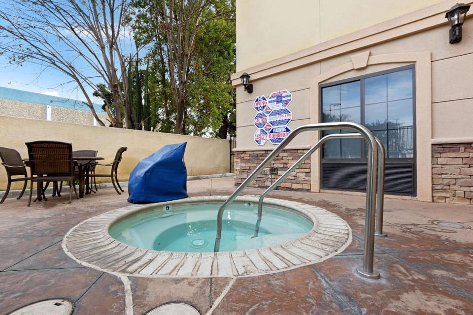 La Quinta Inn & Suites by Wyndham NE Long Beach/Cypress Hotel in Hawaiian Gardens