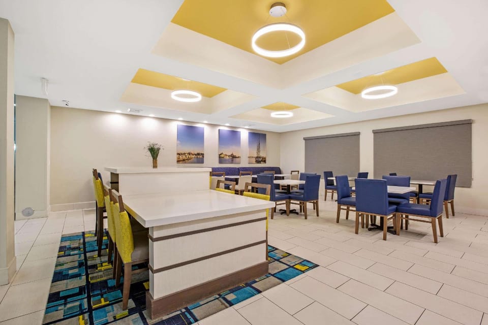 La Quinta Inn & Suites by Wyndham NE Long Beach/Cypress Hotel in Hawaiian Gardens