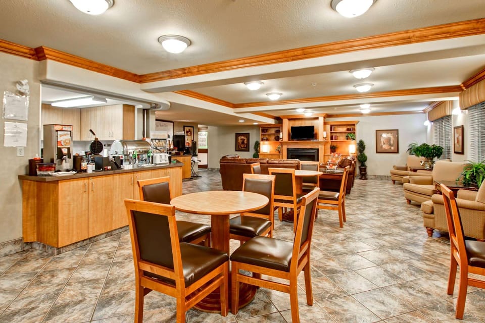 Ramada by Wyndham Ponoka Hotel in Alberta